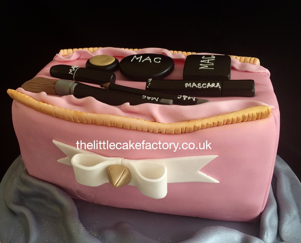 Make Up Bag Cake |  Cakes